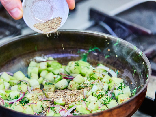 Rezept: Lachs mit Kampot Pfefferkruste und Schmorgurken